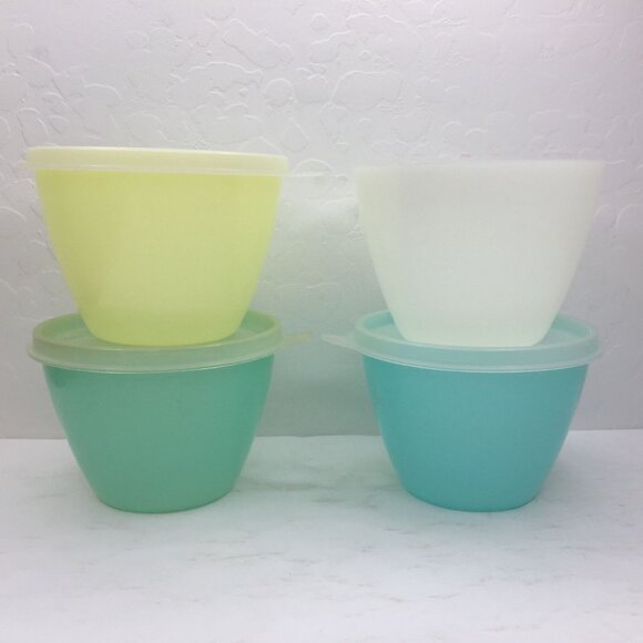 Vintage Tupperware Set 4 Pastel Bowls Teal Blue Yellow White 3 Lids Kitchenware - Picture 1 of 16